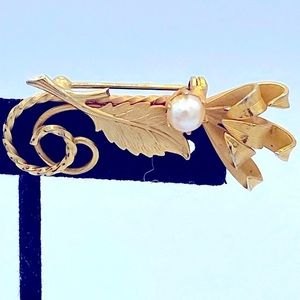 Vintage Small Gold Toned Brooch With Faux Pearl Floral Design With Leaves